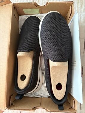 Skechers Arch Support Memory Foam 6 wide fit 7 women’s